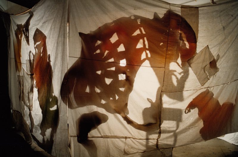 house of Shades, 1998, paper figures+fabrric, 400x400cm-min